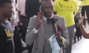 Vídeo de pastor 'conversando com Deus ao celular' viraliza, ‘ele está online’