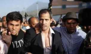 Juan Guaidó é agredido por militantes chavistas ao desembarcar em Caracas