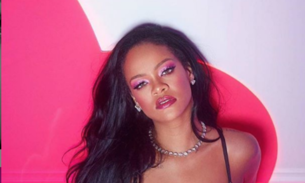 De ladinho, Rihanna sensualiza com lingerie branca e exibe corpo em forma