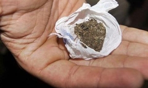 Para evitar prisão, homem tenta esconder drogas na casa da vizinha em Manaus