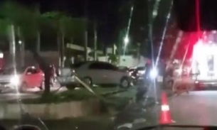 Ao tentar evitar colisão entre carros, motorista arranca poste e fica gravemente ferido em Manaus