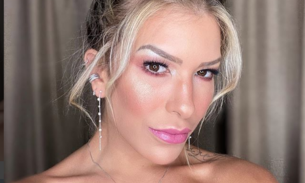 Lore Improta sensualiza de biquíni e esquenta clima na web