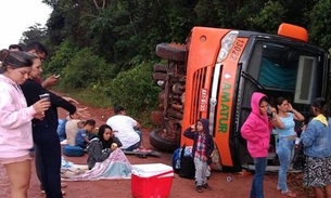 Motorista tenta desviar de cratera e ônibus tomba com passageiros na Transamazônica 