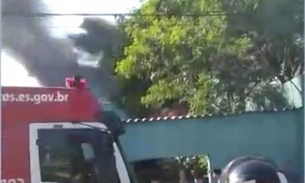 Avião monomotor cai sobre casa e deixa um morto e um ferido em Guarapari