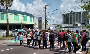 Estudantes da UEA fazem protesto por falta de professores em Manaus