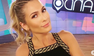 Ousada, Lívia Andrade mostra bumbum em look transparente para curtir carnaval