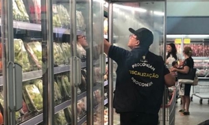 Procon Manaus apreende alimentos vencidos do supermercado DB