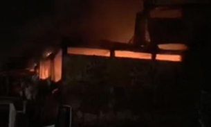Muro desaba e cai em cima de casas durante incêndio em loja de colchões na Compensa