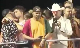 Hugo Gloss é flagrado dando beijaço em moreno no trio elétrico de Anitta