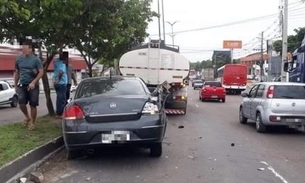 Carro desgovernado atinge caminhão de produtos inflamáveis em avenida de Manaus