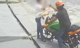 Vídeo mostra homem disfarçado de mototaxista assaltando jovem em Manaus 