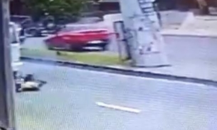Vídeo: Pedestre é arrastado por caminhão ao tentar atravessar avenida em Manaus