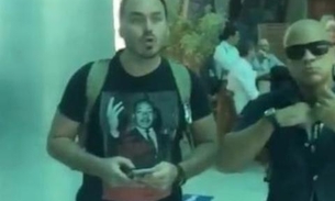 Carlos Bolsonaro surge com camisa de Marthin Luther King e vira motivo de piada na web