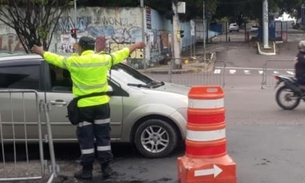 Pedestre surta e agride agente de trânsito a socos em Manaus