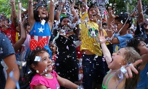 Batalha de confetes encerra Carnaval infantil em Manaus