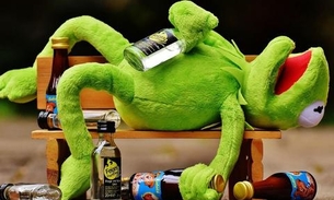 Ressaca deve ser tratada com água e alimento com carboidrato, dizem especialistas