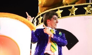 Marcelo Adnet satiriza Bolsonaro em desfile da São Clemente e comentarista cai na gargalhada