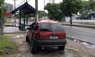 Carona morre após motorista perder o controle e carro colidir com viatura da polícia em Manaus