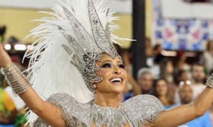 Com fantasia cavada, Sabrina Sato deixa virilha à mostra em desfile 