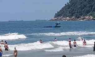 Avião cai no mar e assusta banhistas; veja imagens da queda