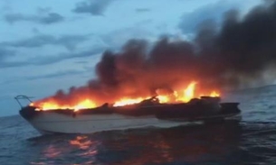 Barco pega fogo no Guarujá, no litoral de SP, e deixa oito feridos