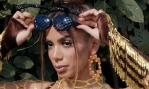 Anitta é flagrada aos beijos com herdeiro do 'Poderoso Chefão' do Carnaval