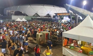 Homenageando Elba Ramalho, Banda do Galo leva multidão ao sambódromo, em Manaus