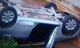 Após discutir ao telefone, motorista sai em disparada e capota carro em igarapé de Manaus