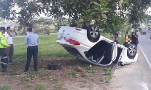 Em Manaus, carro de médico capota na Avenida das Torres 