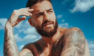 Maluma dá abaixadinha na cueca durante banho com mangueira 