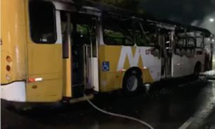 Ônibus pega fogo e fica totalmente destruído em avenida de Manaus