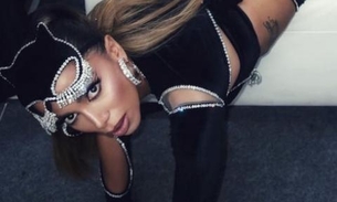  De cabeça para baixo, Anitta mostra bumbum em fio-dental vestida de 'pantera negra'