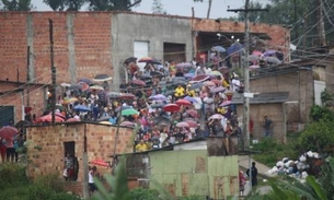 Polícia dribla cordão humano e começa a ocupar Monte Horebe em Manaus