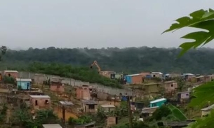 Moradores imploram para policiais abaixarem armas no Monte Horebe