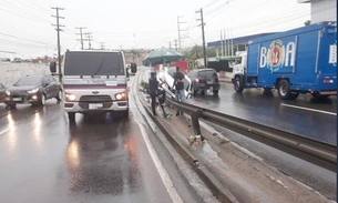 Motorista perde controle e carro invade canteiro central de avenida em Manaus