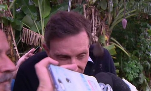 Morador joga lama na cabeça de Crivella em área afetada por chuva no Rio