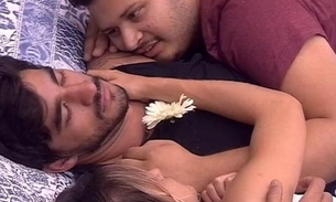 BBB20: Na cama com Guilherme e Gabi, Victor Hugo acaricia brother e irrita internautas 