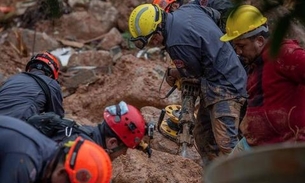 Bombeiro morre e outro está desaparecido após soterramento no Guarujá