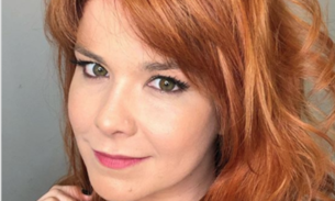 Fantasiada de trepadeira, Samara Felippo deixa seios à mostra durante folia de carnaval