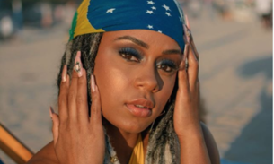 MC Rebecca mostra clique ousado e exibe boa forma durante show