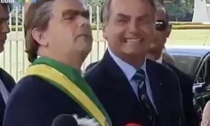 Convidado por Bolsonaro, Carioca distribui bananas a jornalistas em coletiva sobre PIB fraco