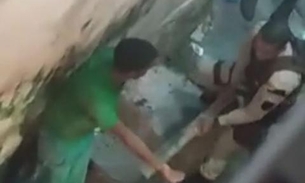 Vídeo mostra policiais militares agredindo jovens com pedaço de madeira