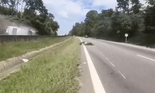 Motociclista cai e faz carro capotar em rodovia; Veja vídeo