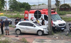 Acidente violento: Carro atinge poste e deixa motorista ferido em Manaus