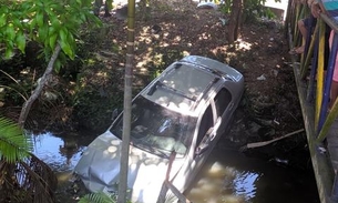 Motorista perde o controle do carro e cai em igarapé de Manaus 