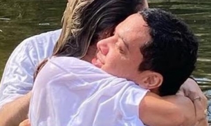 'Minha vida é de Jesus', diz Wesley Safadão ao ser batizado nas águas do rio Jordão