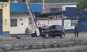 Em Manaus, carro invade calçada e arranca poste na frente de empresa