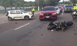 Acidente grave deixa condutor ferido e moto em pedaços em avenida de Manaus