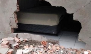 Carro invade residência e atinge casal que estava dormindo