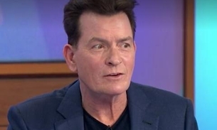 Ator de ‘Os Gonnies’ acusa Charlie Sheen de estupro: ‘em plena luz do dia'